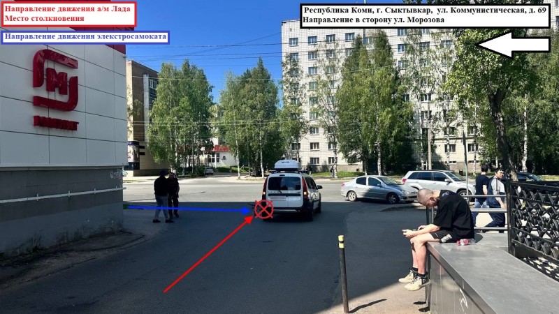 В Сыктывкаре после столкновения с "Ларгусом" пострадали подростки на электросамокате