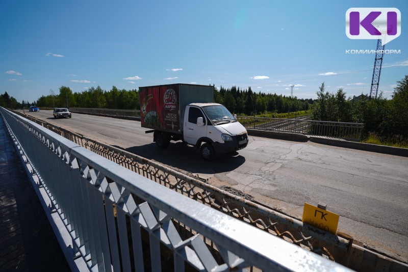 Под Сыктывкаром водитель фургона врезался в опору ЛЭП, пассажир получил травмы
