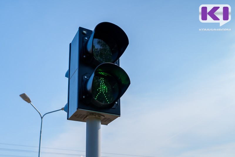 В Сыктывкаре возле школы №25 появился светофор с кнопкой