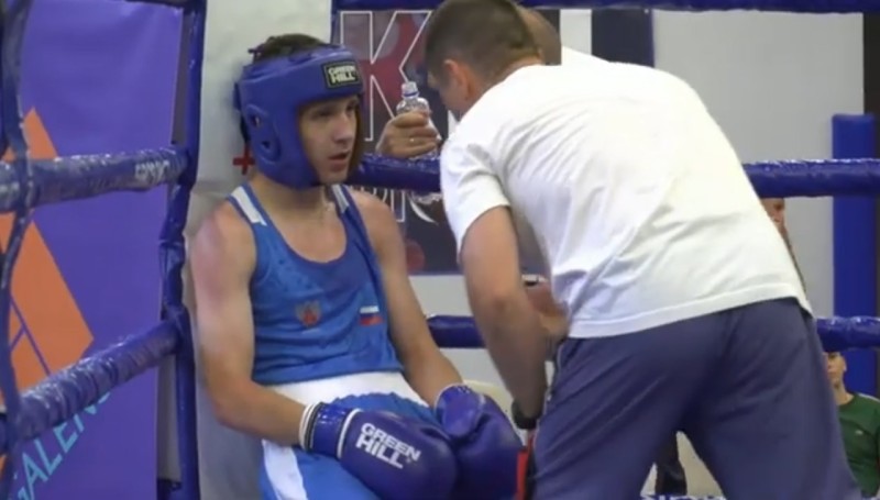 Сыктывкарский боксер вышел в полуфинал первенства Европы