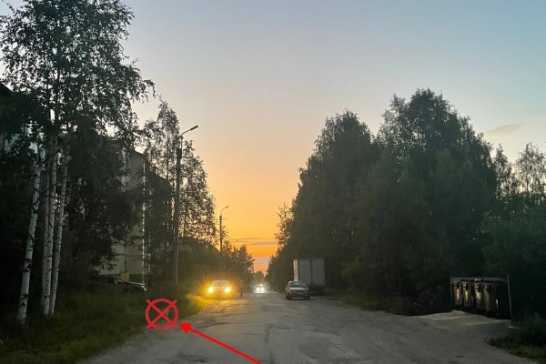 В Ухте Renault наехал на опору ЛЭП и опрокинулся