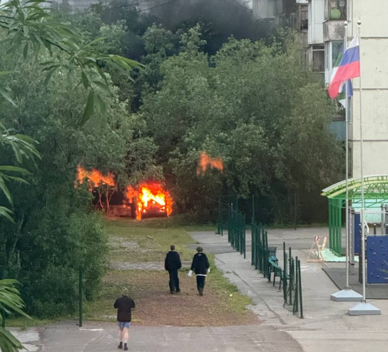 В центре Воркуты дотла сгорела машина