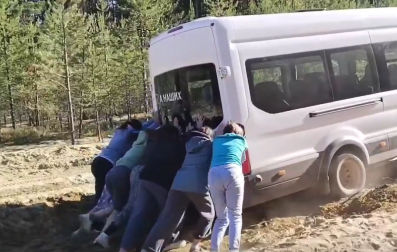 По пути на пермский фестиваль артистки женского ансамбля из Визинги выталкивали застрявший микроавтобус
