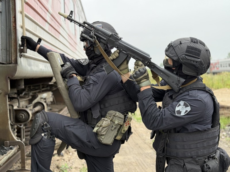 Сотрудники спецподразделений Росгвардии Коми приняли участие в учениях на объектах железнодорожного транспорта

