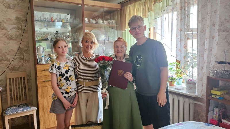 Труженицу тыла из Сыктывкара поздравили с 95-летием от имени президента России