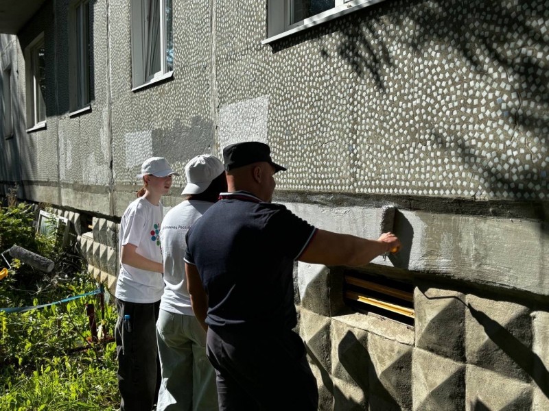 Полицейские и волонтеры закрасили более 20 наркореклам в Сыктывкаре