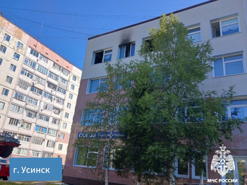 В Усинске 30 человек эвакуировали из административного здания из-за возгорания
