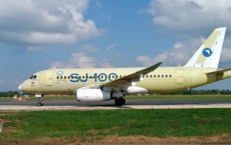 В аэропорт Сыктывкара для летных испытаний прибыл Superjet-100