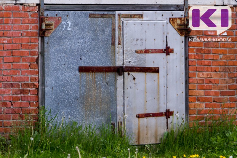 В Ухте дети ремонтировали велосипед в чужом гараже и разбили автомобиль 