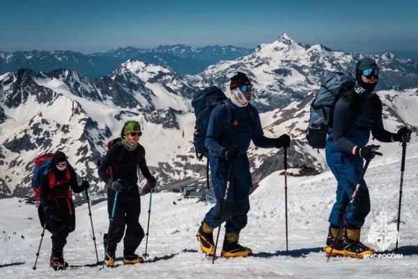 Сотрудник Сыктывкарского поисково-спасательного отряда МЧС России поднялся на Эльбрус 