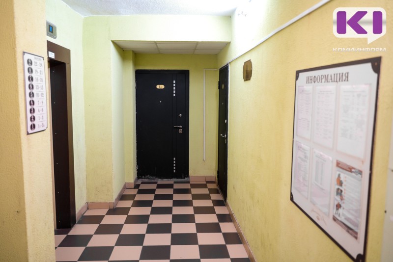 В Сыктывкаре спасатели освободили застрявших в лифте детей 