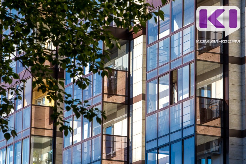 Неадекватный сыктывкарец час раскачивался на балконе и пугал прохожих 