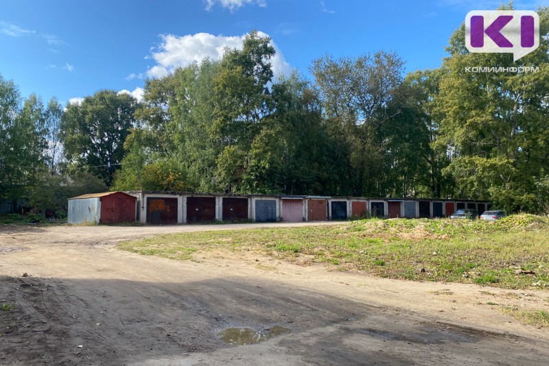 На ул. Лесопарковой в Сыктывкаре в яму упал мужчина 