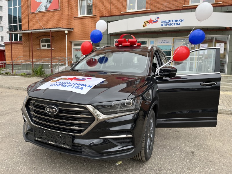 Филиал фонда "Защитники Отечества" в Коми вручил ветерану СВО с тяжелой инвалидностью автомобиль с ручным управлением