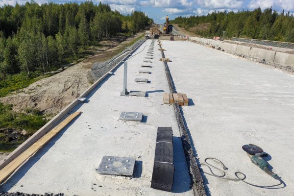 На дороге Усинск – Нарьян-Мар ремонтируют мост через реку Турунъель

