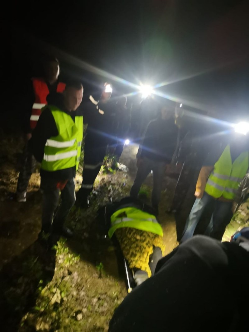 В лесу под Усинском спасатели и волонтеры ночью нашли 61-летнего мужчину
