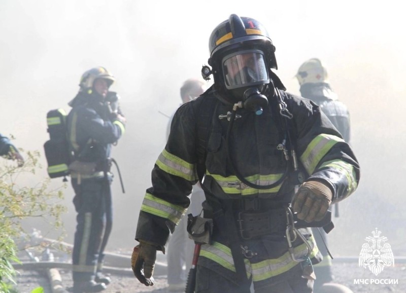 В поселке Зеленец сгорел дом и хозпостройки