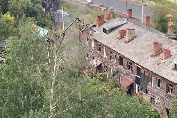 В Сыктывкаре приступили к сносу очередной ветхой двухэтажки