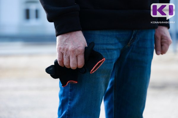 В Лесозаводе мужчина упал в яму и застрял 