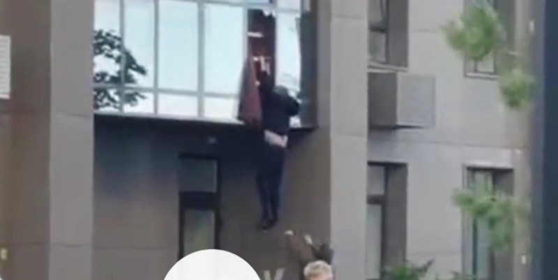 Сходил за хлебушком: сыктывкарец вышел из квартиры через окно и стал героем видеороликов