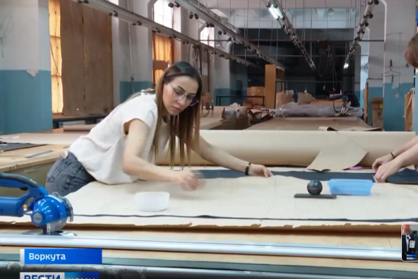 На воркутинской швейной фабрике шьют кадетскую форму для учеников школ