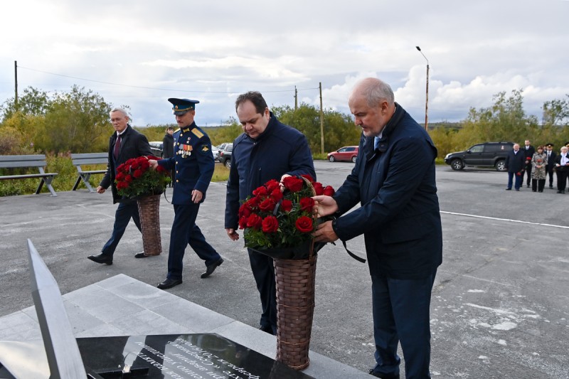 Ростислав Гольдштейн возложил цветы к мемориалу памяти шахтеров и горноспасателей