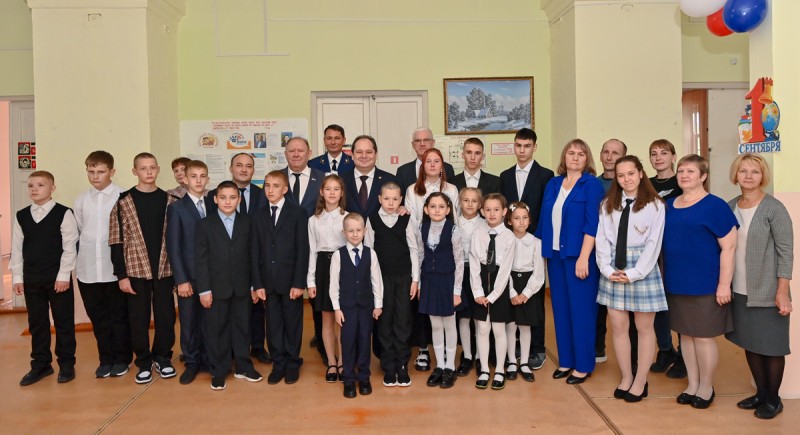 Ростислав Гольдштейн поздравил учеников и педагогов старейшей школы Княжпогостского района с Днём знаний