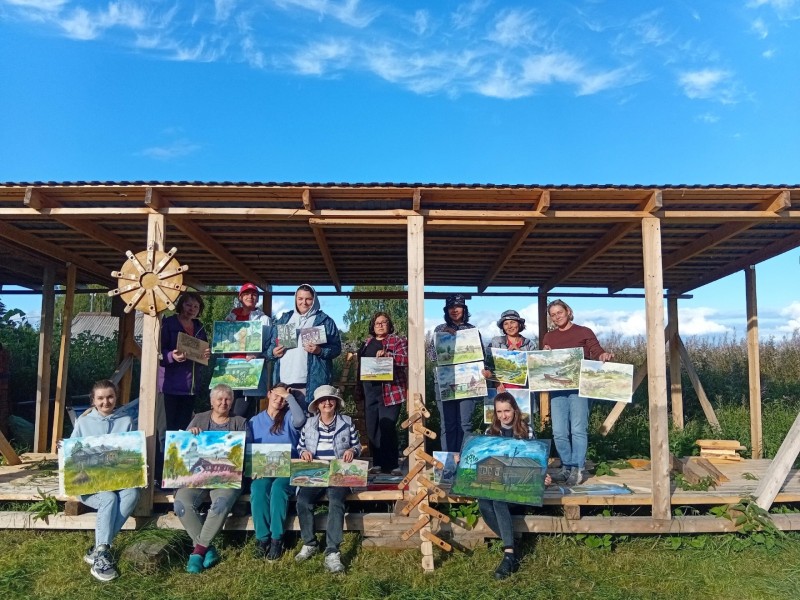 В сыктывдинской деревне Ипатово волонтеры продолжили благоустройство здания земского училища