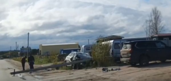 В Сыктывкаре на улице Колхозной автомобиль протаранил опору ЛЭП