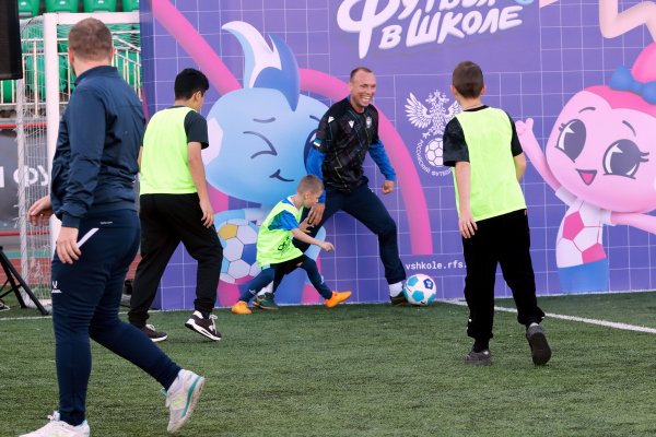 Сыктывкарские школьники забили гол именитым футболистам Руслану Пименову и Дмитрию Хлестову, а воркутинцы уложили на поле Дениса Глушакова