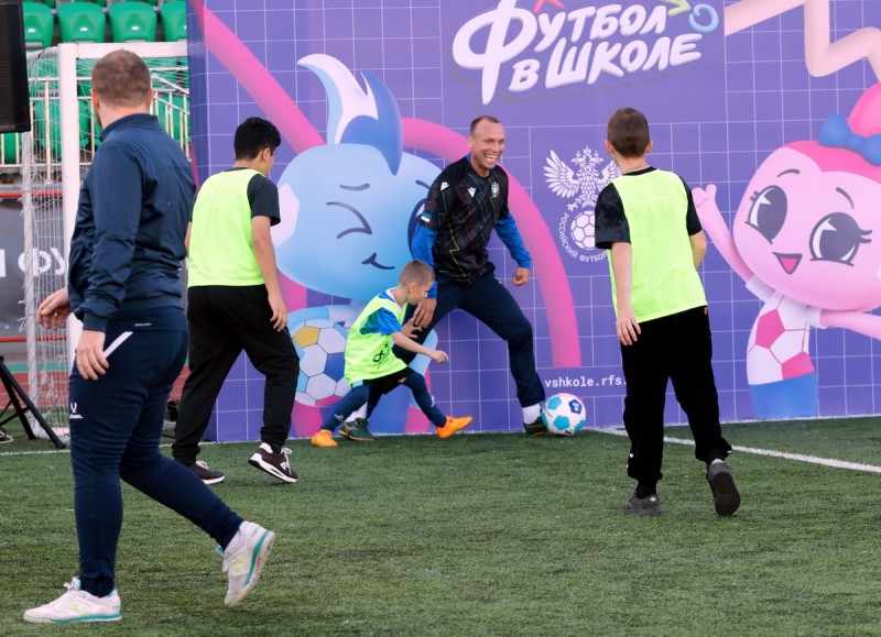 Сыктывкарские школьники забили гол именитым футболистам Руслану Пименову и Дмитрию Хлестову, а воркутинцы уложили на поле Дениса Глушакова