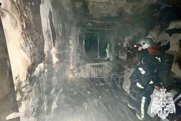 В Печоре пожарные спасли человека из горящей квартиры