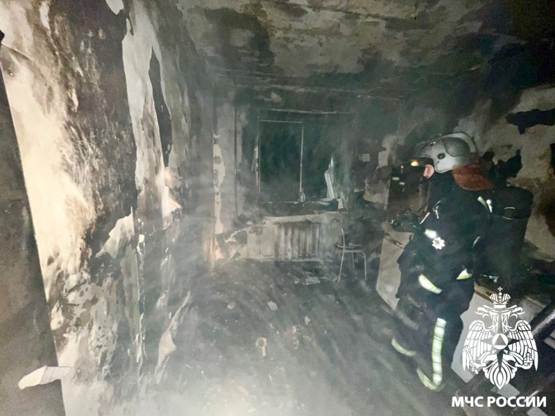 В Печоре пожарные спасли человека из горящей квартиры