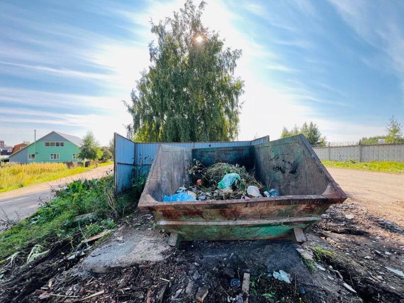 Какой мусор запрещено выбрасывать жителям многоквартирных домов в баки ТКО с 1 сентября
