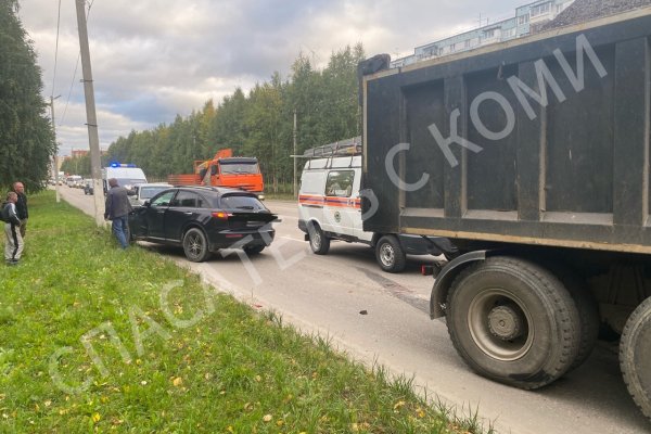 Infiniti и грузовик Dongfeng не поделили дорогу в Ухте 