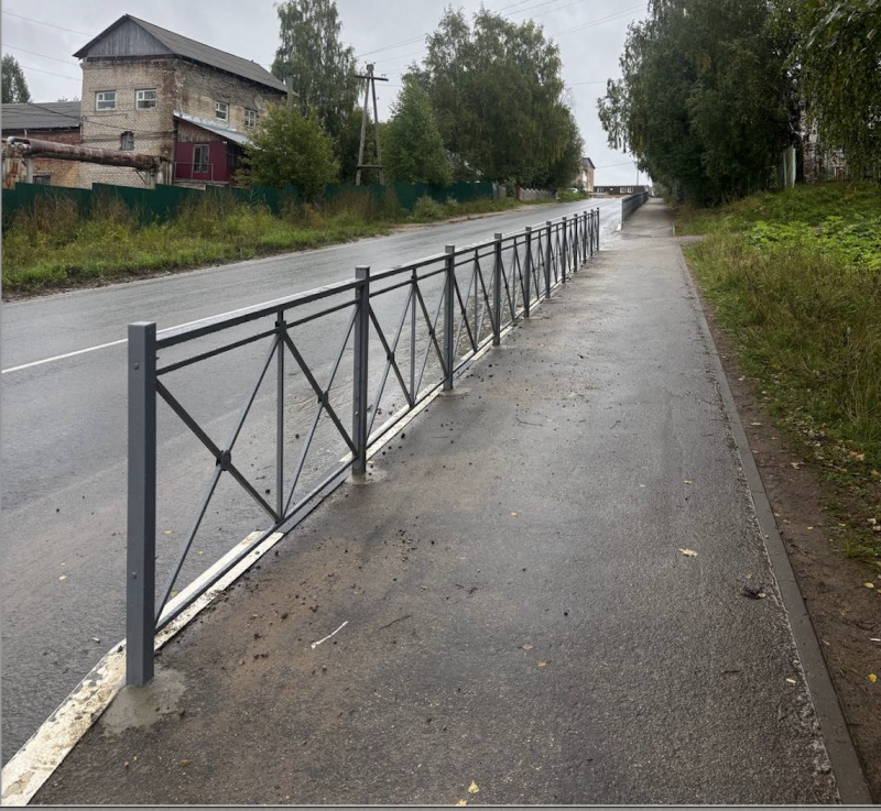 По представлению прокуратуры Прилузского района администрация установила пешеходное ограждение