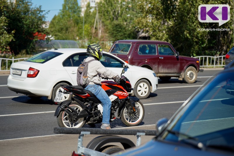 В Сыктывкаре "Лада" не уступила дорогу мотоциклу