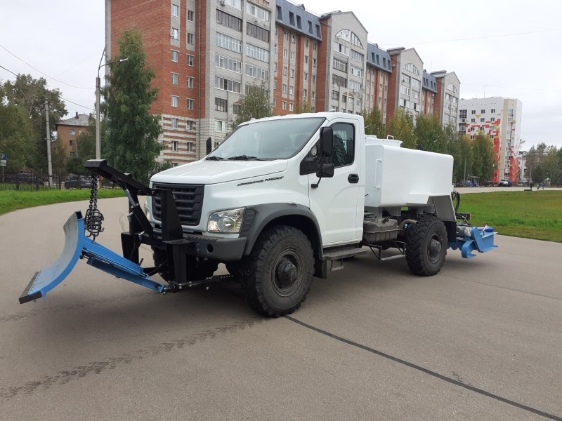 Лед на конькобежном стадионе Сыктывкара будет готовить новая ледозаливочная машина