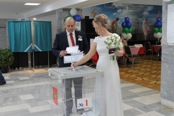 В Усинске на выборы пришли молодожены