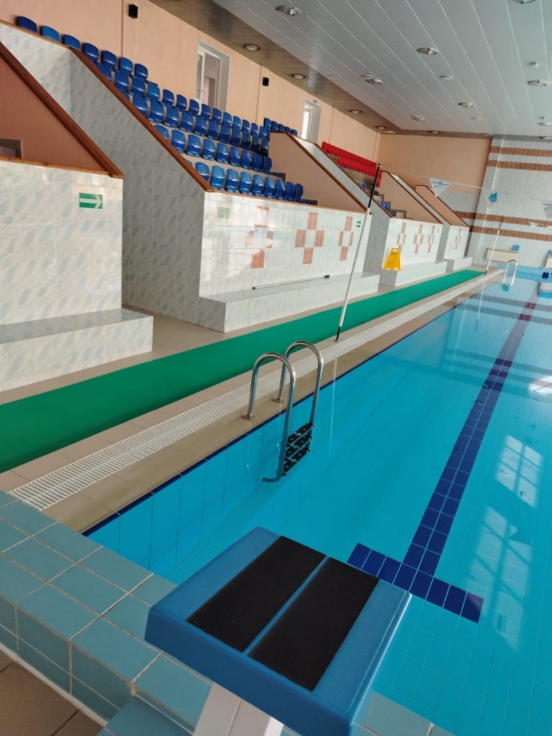 В плавательном бассейне Емвы уложили противоскользящее покрытие
