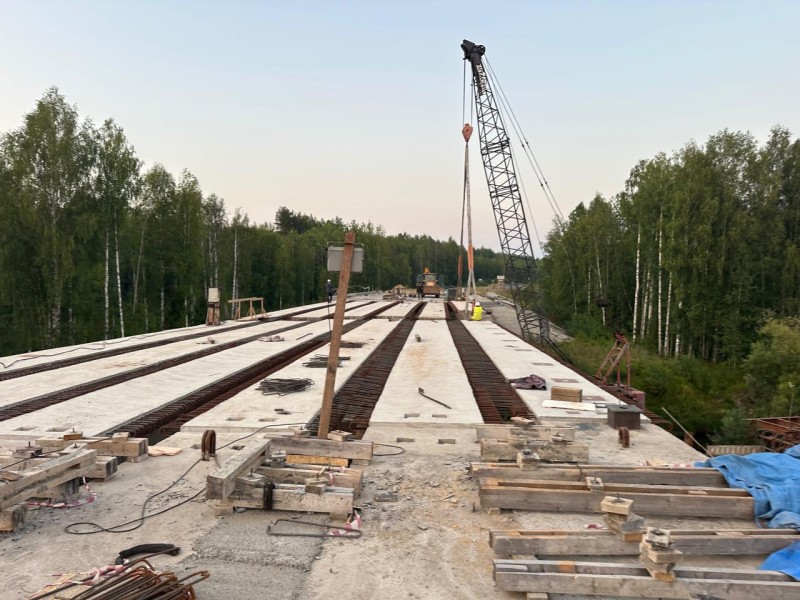 В Корткеросском районе продолжаются работы по строительству моста через Лемью