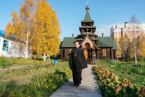 В Усинске завершили ремонт на территории храма