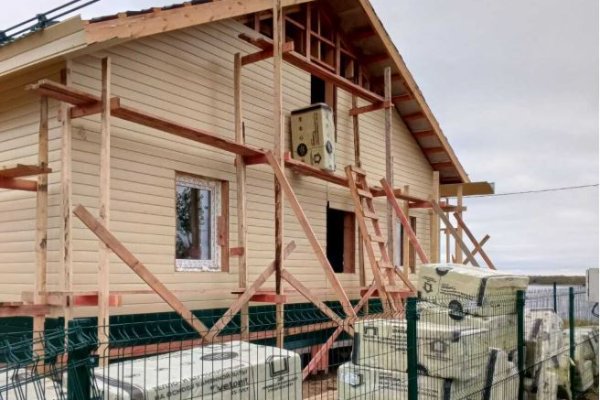 В отдаленное интинское село Петрунь завезена очередная партия стройматериалов для строительства ФАПа
