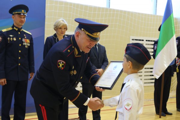 Андрей Сицский вручил свидетельства о присвоении почетных наименований десяти полицейским кадетским классам Коми