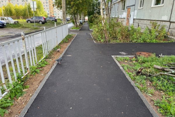 В сыктывкарском дворе по Школьному переулку стало светло и уютно

