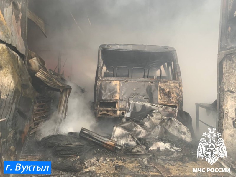 В Вуктыле сгорели гаражные боксы, в Сыктывкаре огнем поврежден цветочный магазин