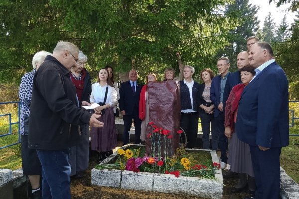 Делегация из Коми посетила место захоронения коми поэта Виктора Савина в Томской области