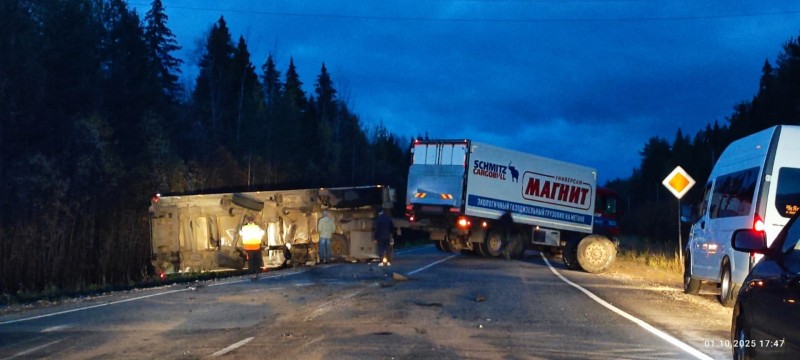 Прицеп грузовика опрокинулся на сыктывкарской объездной дороге в районе Човью