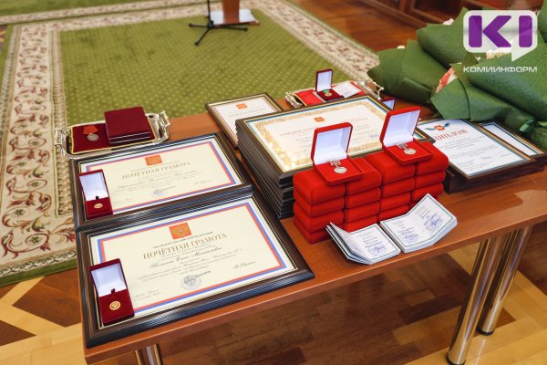 Сегодня дети - завтра народ: Ростислав Гольдштейн вручил педагогам республики заслуженные награды ко Дню учителя