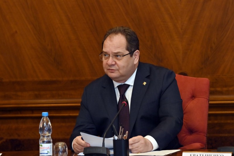 Ростислав Гольдштейн поручил в срочном порядке оборудовать пешеходные переходы у школ Сыктывкара и Ухты световыми проекторами